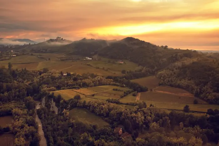 Le colline attorno al poggio al tramonto, con i campi e i boschi